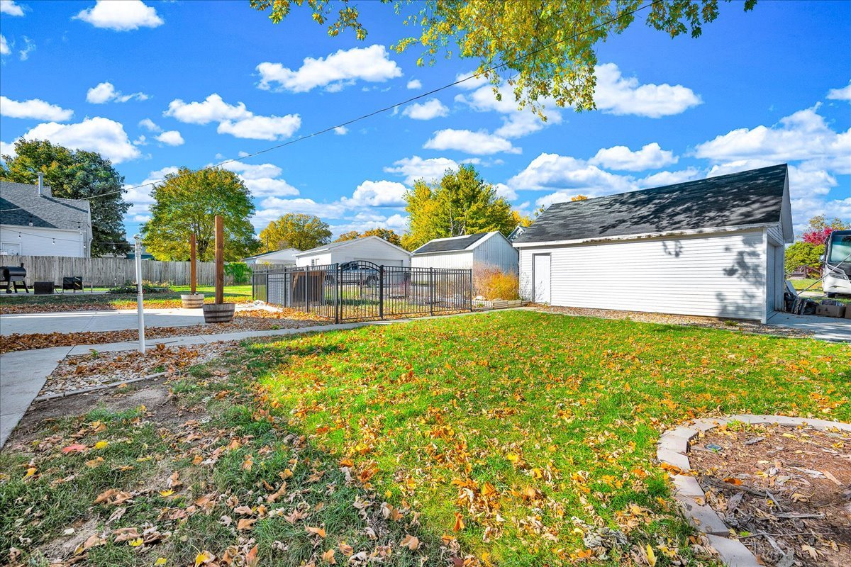 393 E Front Street, El Paso, IL 61738