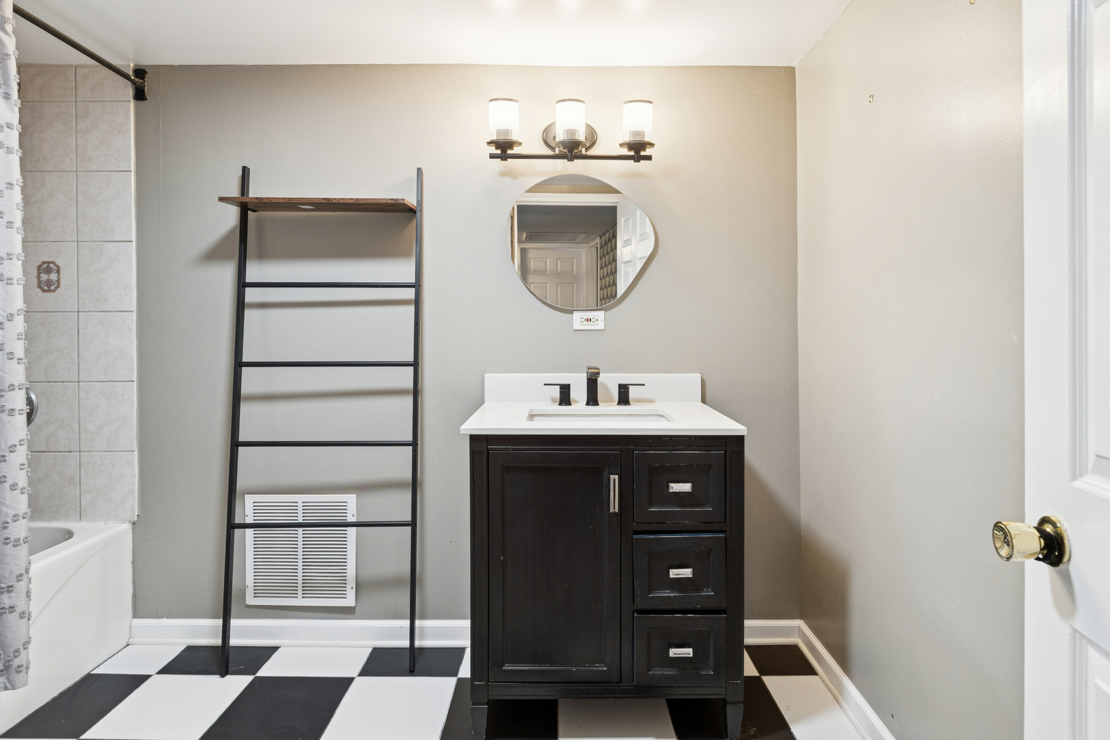 25W361 Doris Avenue, Carol Stream, IL 60188