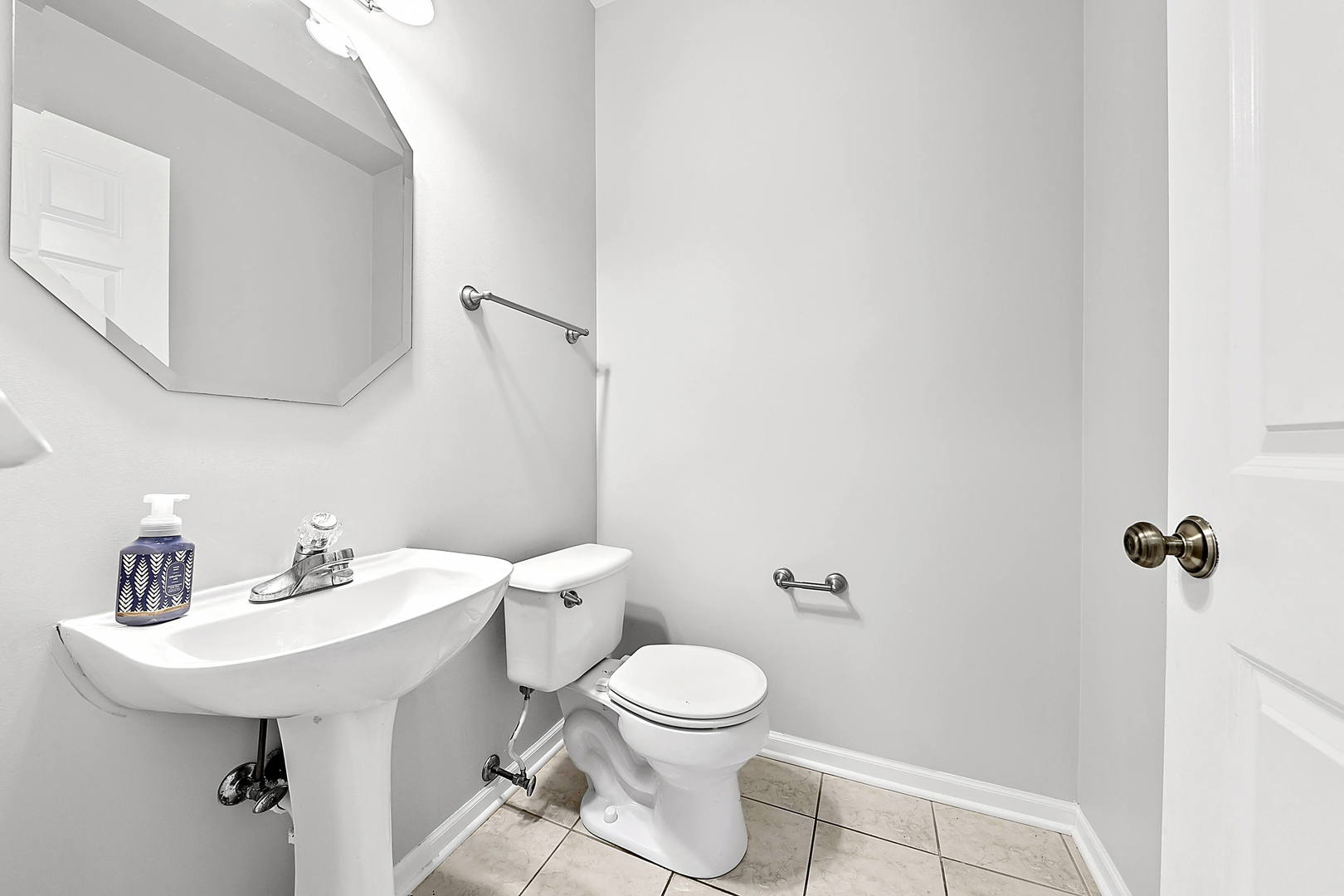 2804 White Thorn Circle #2804, Naperville, IL 60564