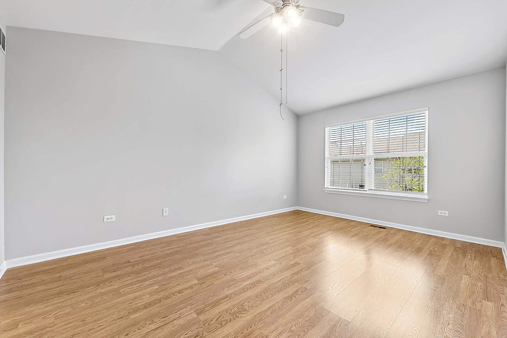 2804 White Thorn Circle #2804, Naperville, IL 60564