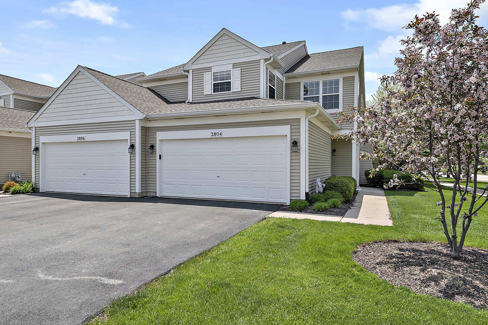 2804 White Thorn Circle #2804, Naperville, IL 60564