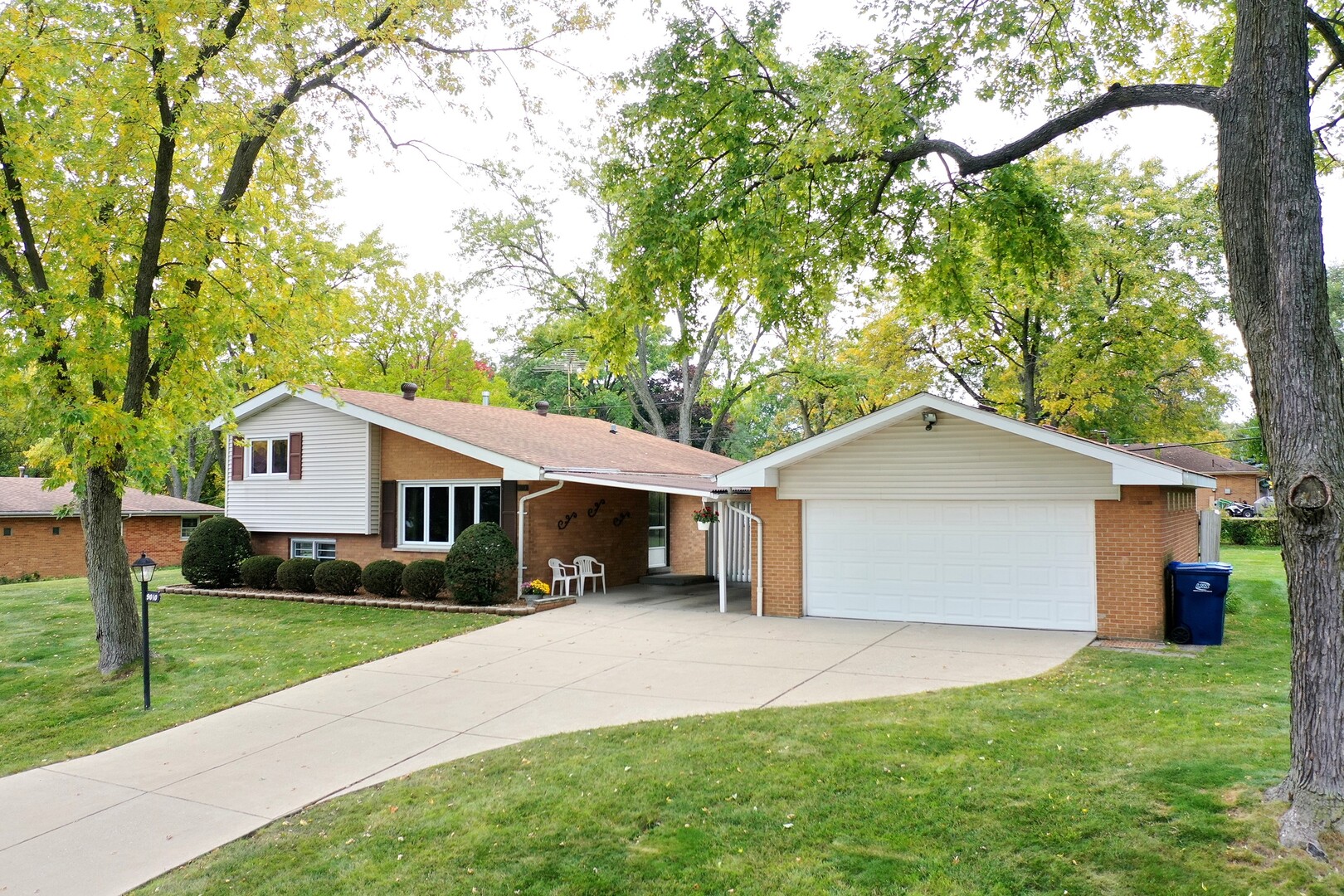 9010 S 84th Avenue, Hickory Hills, IL 60457