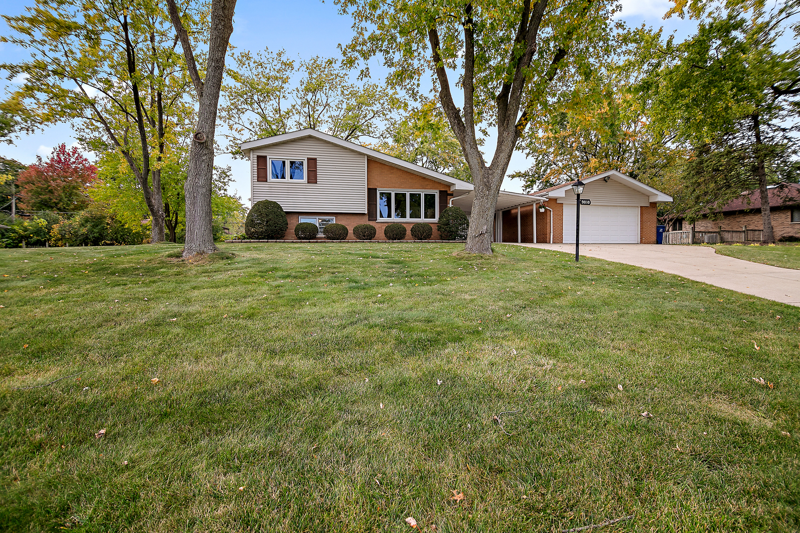 9010 S 84th Avenue, Hickory Hills, IL 60457
