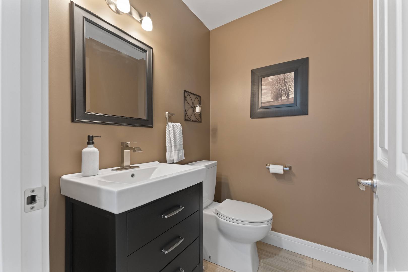 926 Wilshire Avenue, Elk Grove Village, IL 60007