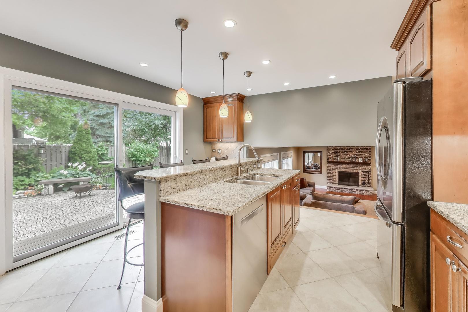 280 Cypress Lane, Libertyville, IL 60048