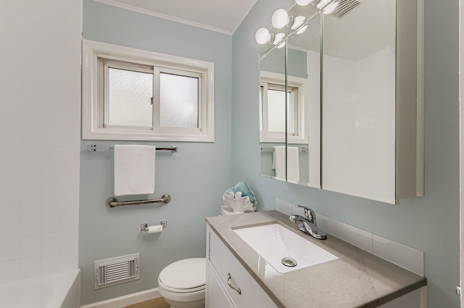 115 W HELEN Road, Palatine, IL 60067