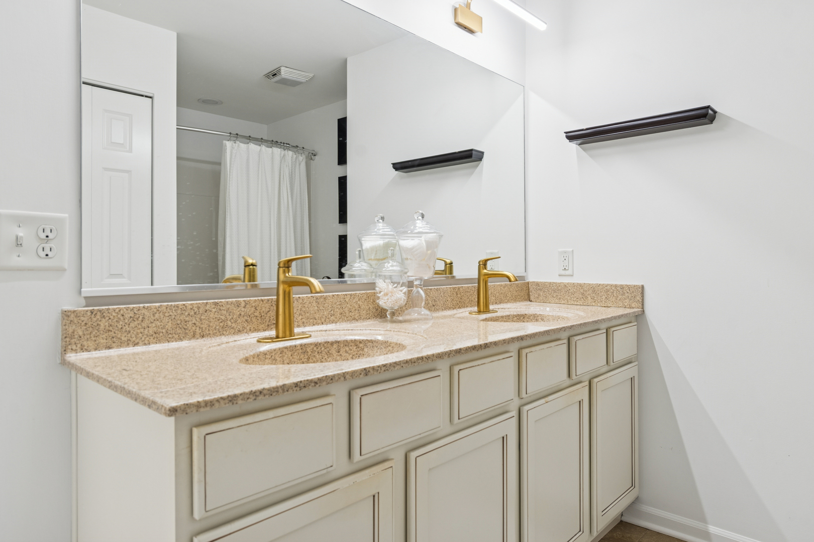 34W685 Roosevelt Avenue #B, St. Charles, IL 60174