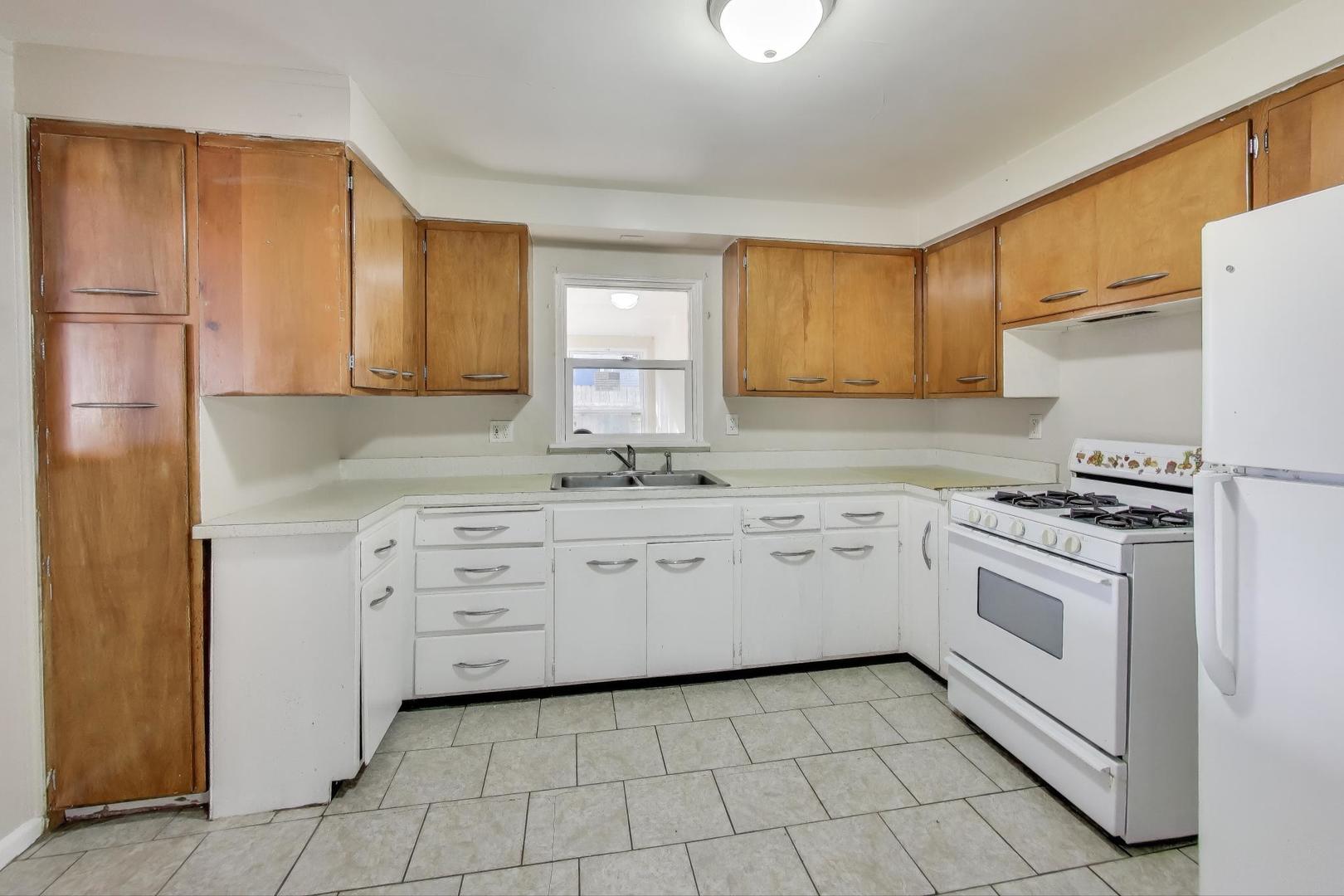 2524 Gilboa Avenue, Zion, IL 60099