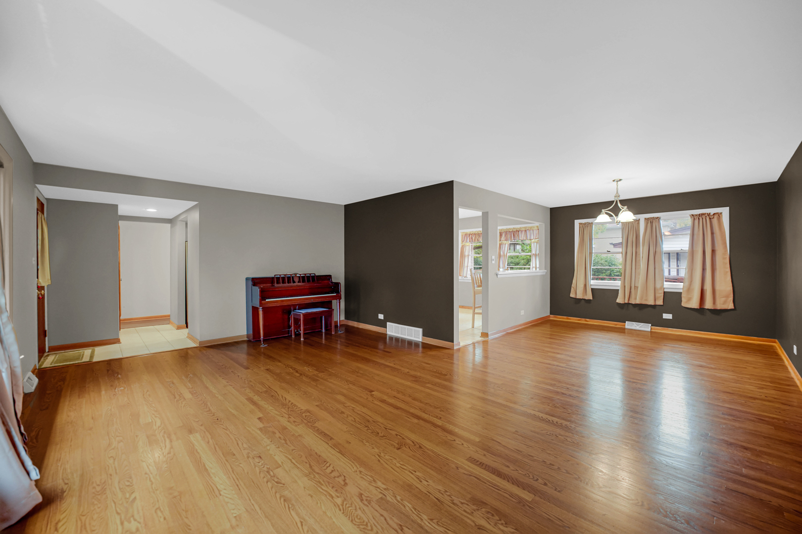 404 N Illinois Avenue, Glenwood, IL 60425