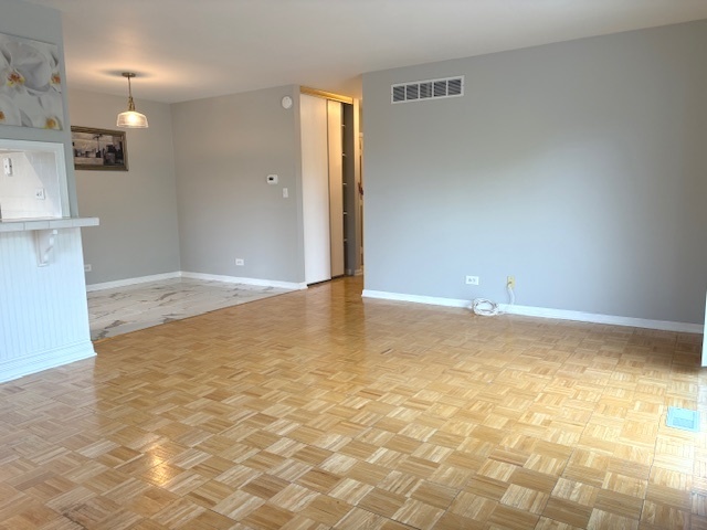 2S717 Winchester Circle #4, Warrenville, IL 60555