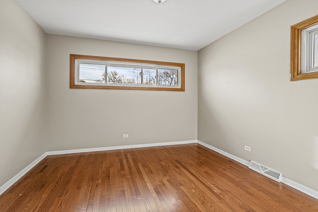 5001 Harnew Road, Oak Lawn, IL 60453