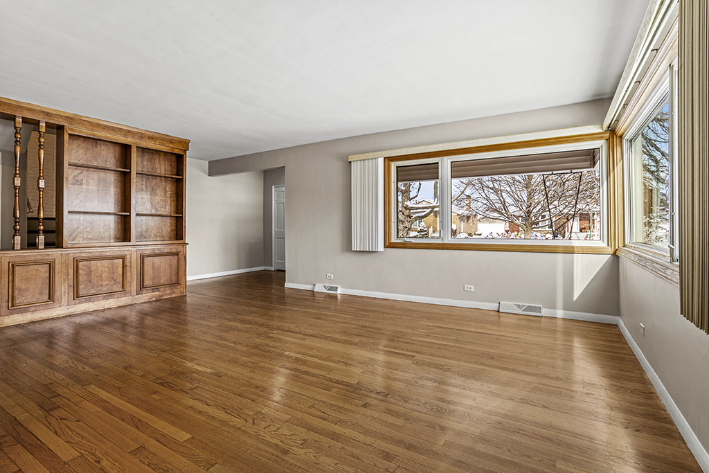 5001 Harnew Road, Oak Lawn, IL 60453