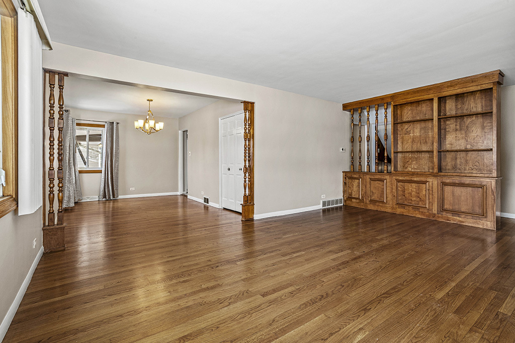 5001 Harnew Road, Oak Lawn, IL 60453