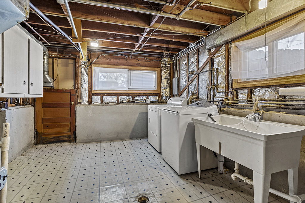 5001 Harnew Road, Oak Lawn, IL 60453