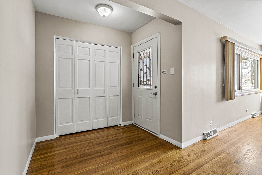 5001 Harnew Road, Oak Lawn, IL 60453