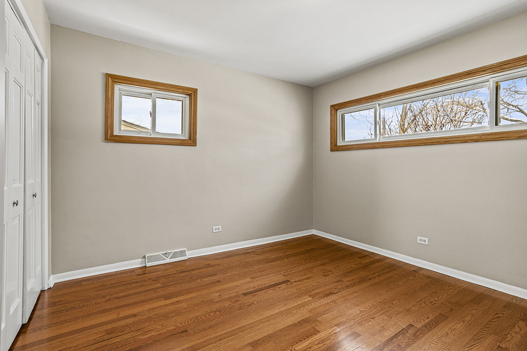 5001 Harnew Road, Oak Lawn, IL 60453