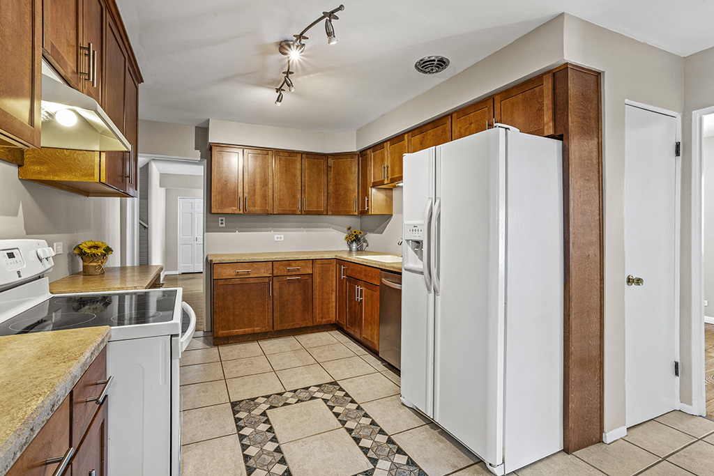 5001 Harnew Road, Oak Lawn, IL 60453