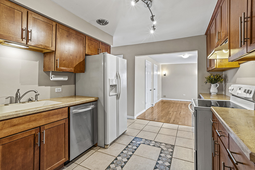 5001 Harnew Road, Oak Lawn, IL 60453