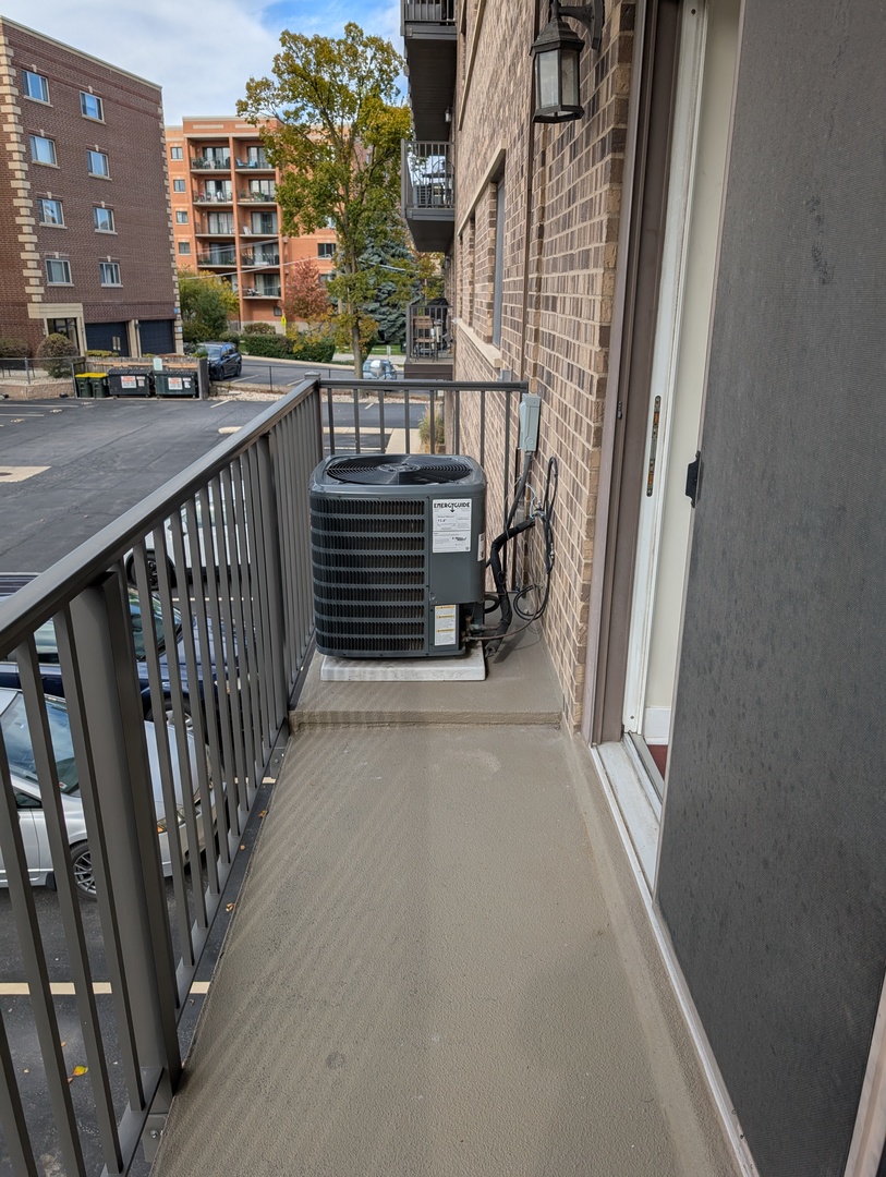 960 S River Road #208, Des Plaines, IL 60016