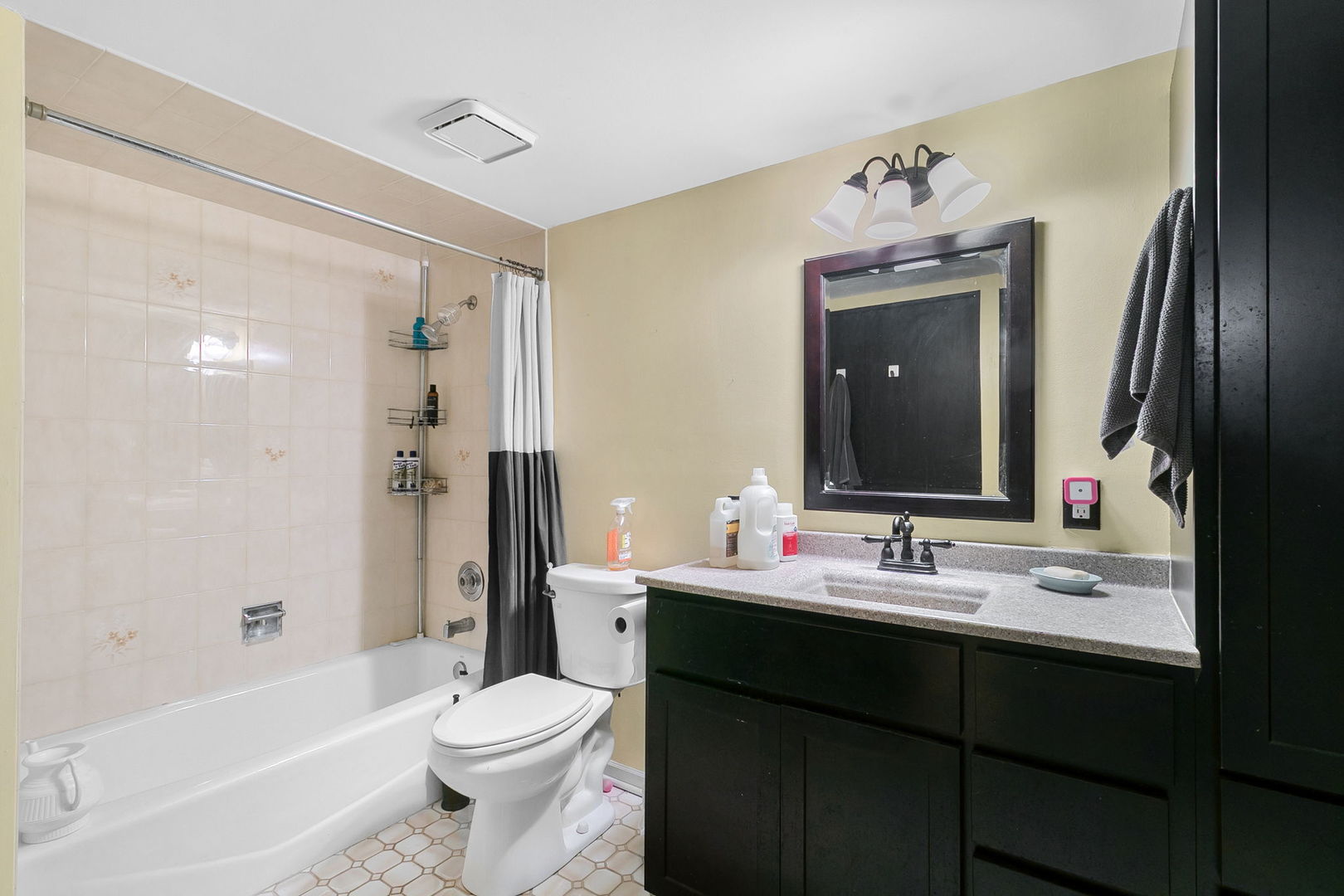 11045 S Theresa Circle #2B, Palos Hills, IL 60465