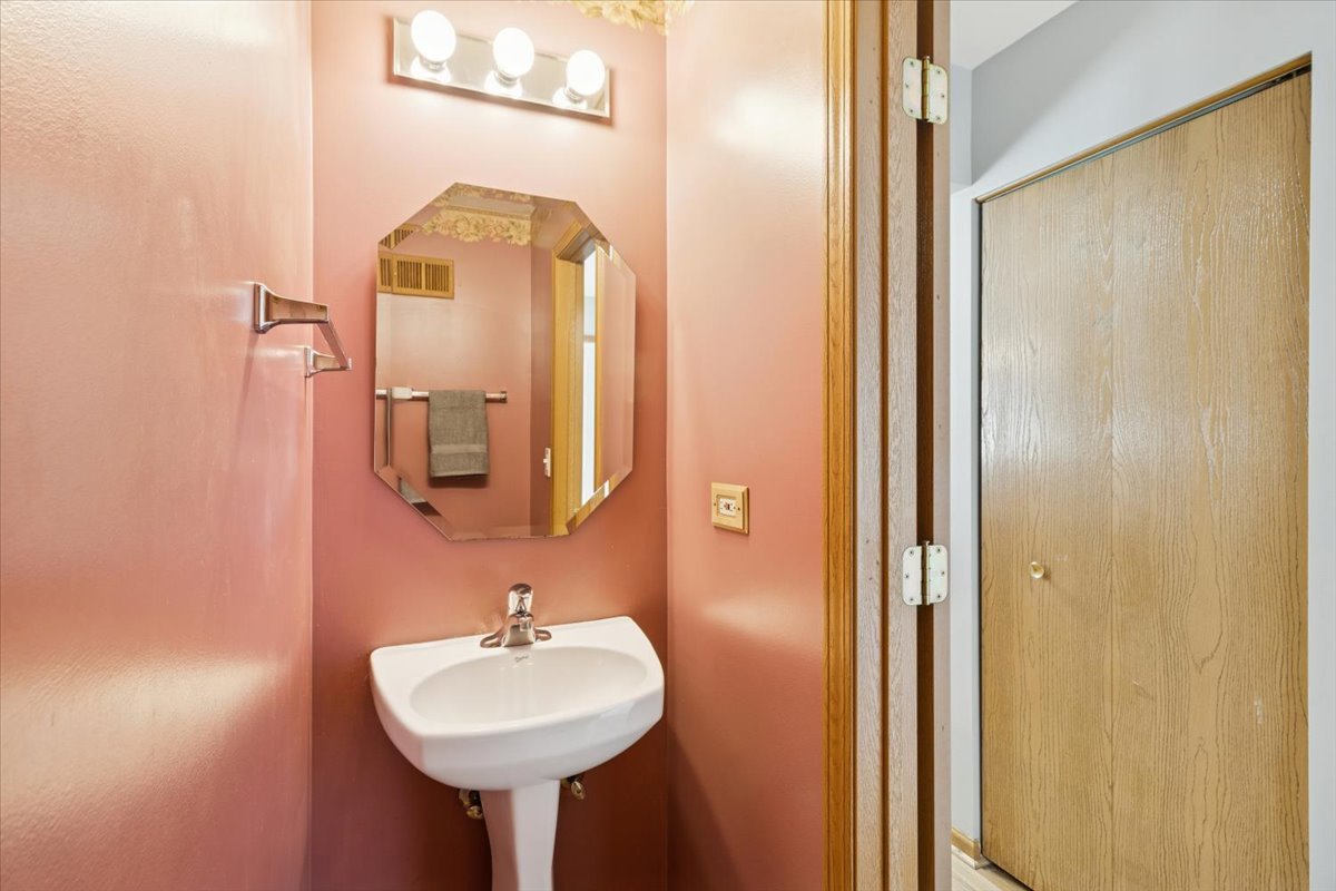 1752 Simms Street, Aurora, IL 60504