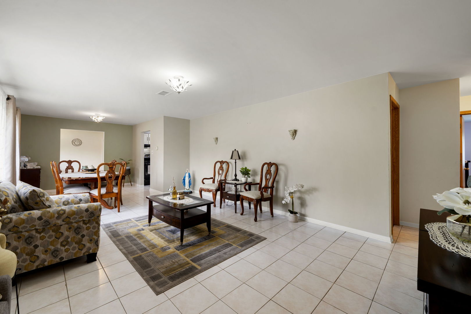 100 Des Plaines Lane, Hoffman Estates, IL 60169