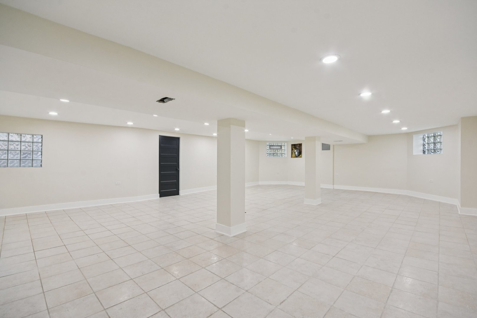 8153 S Champlain Avenue, Chicago, IL 60619