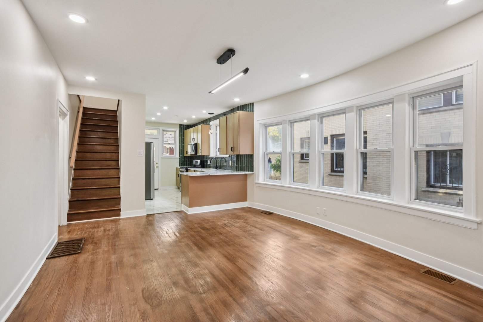 8153 S Champlain Avenue, Chicago, IL 60619