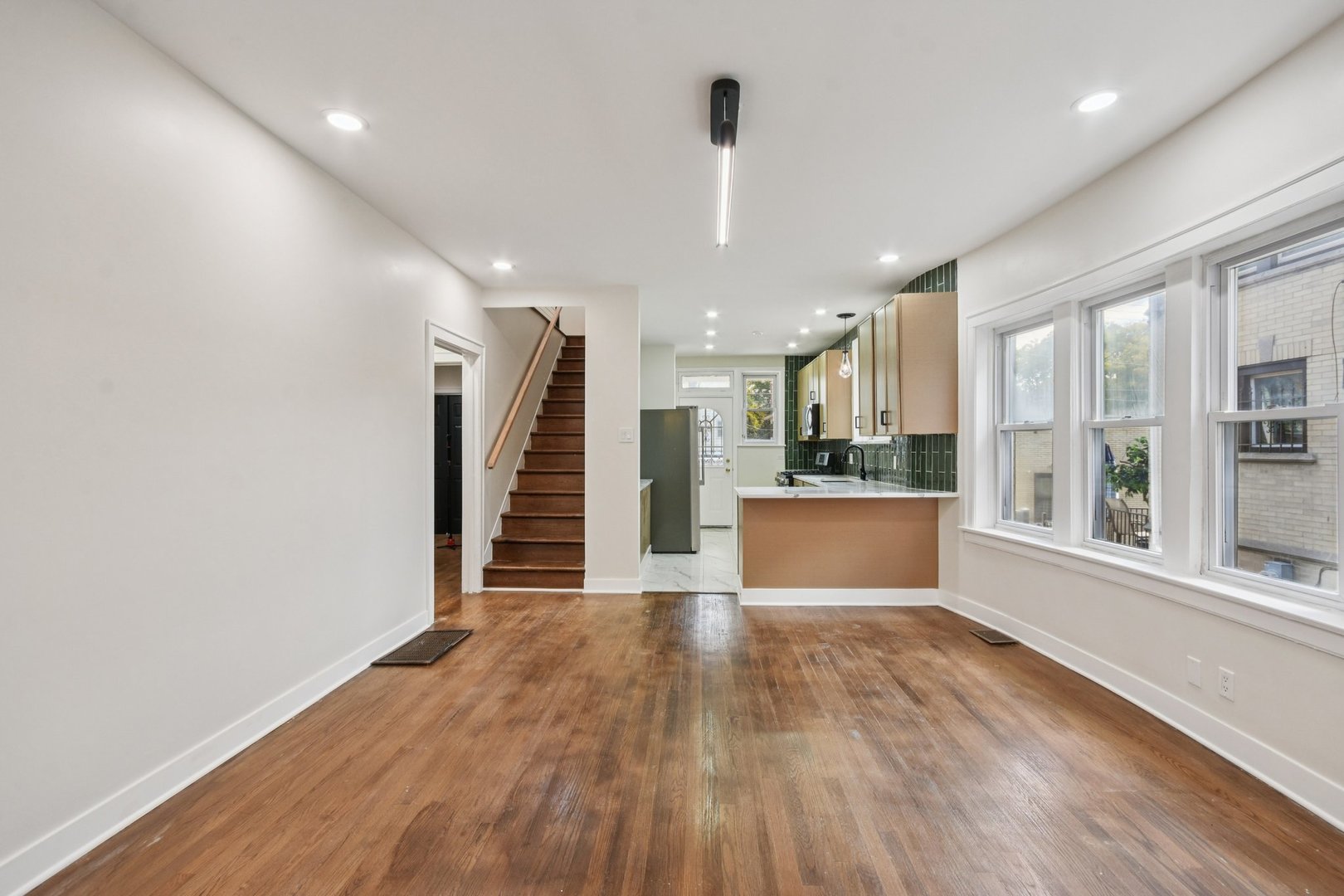 8153 S Champlain Avenue, Chicago, IL 60619