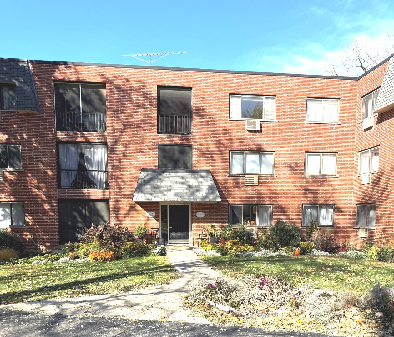 230 Duane Street #3A, Glen Ellyn, IL 60137