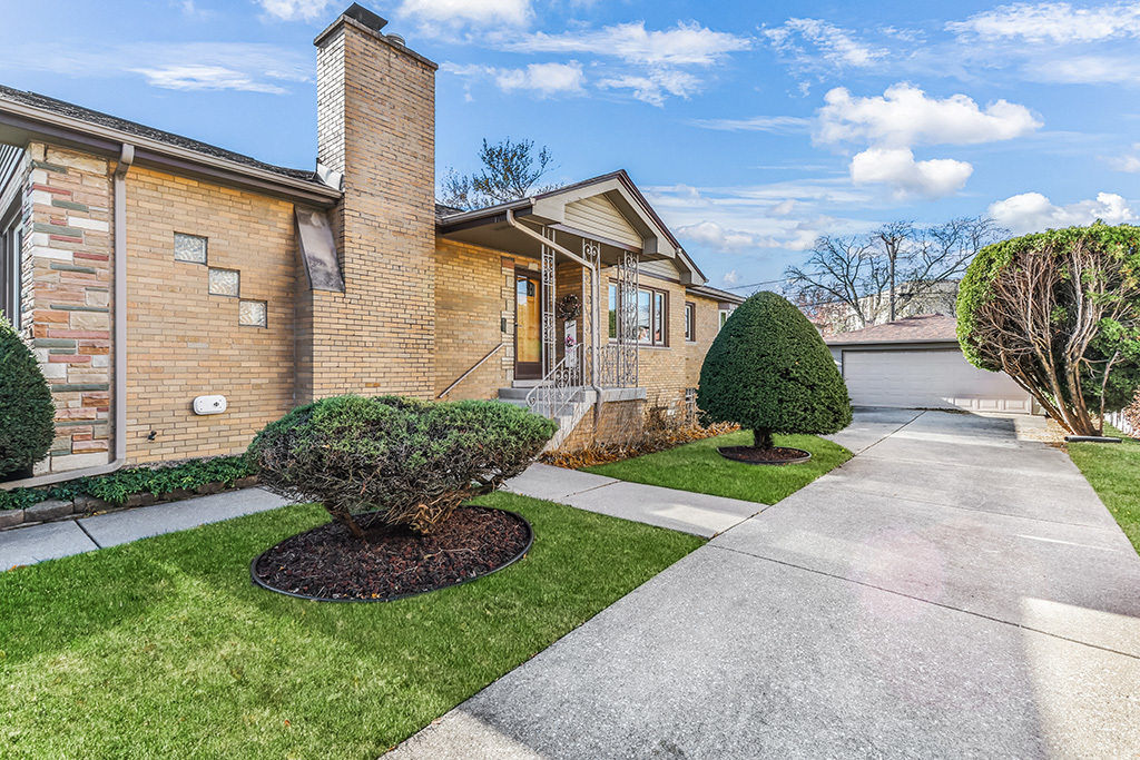 9716 S Harding Avenue, Evergreen Park, IL 60805