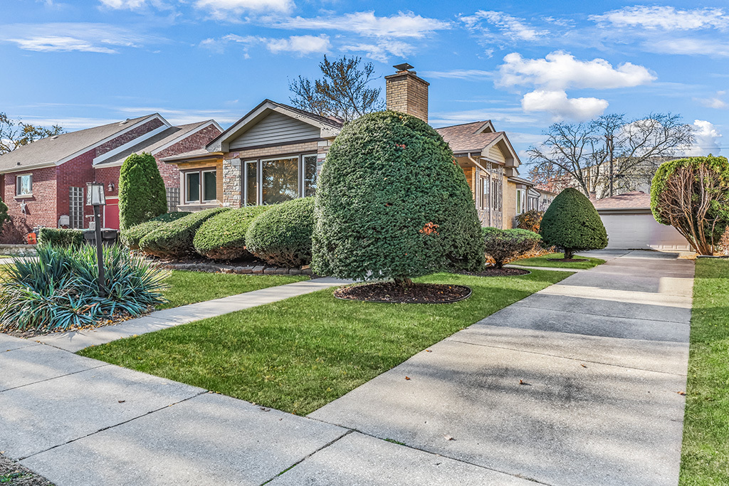 9716 S Harding Avenue, Evergreen Park, IL 60805