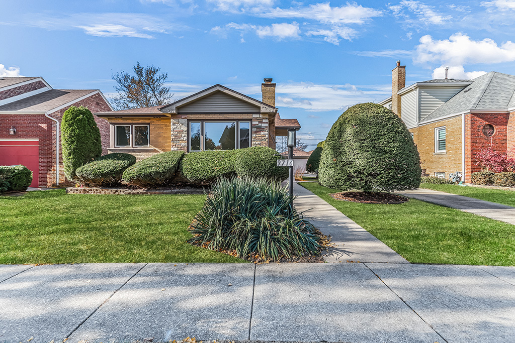 9716 S Harding Avenue, Evergreen Park, IL 60805