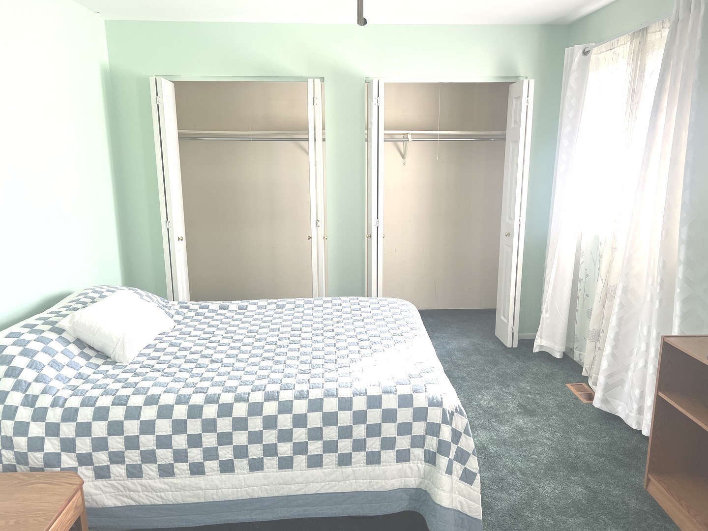 1038 Liskeard Court, Wheaton, IL 60189