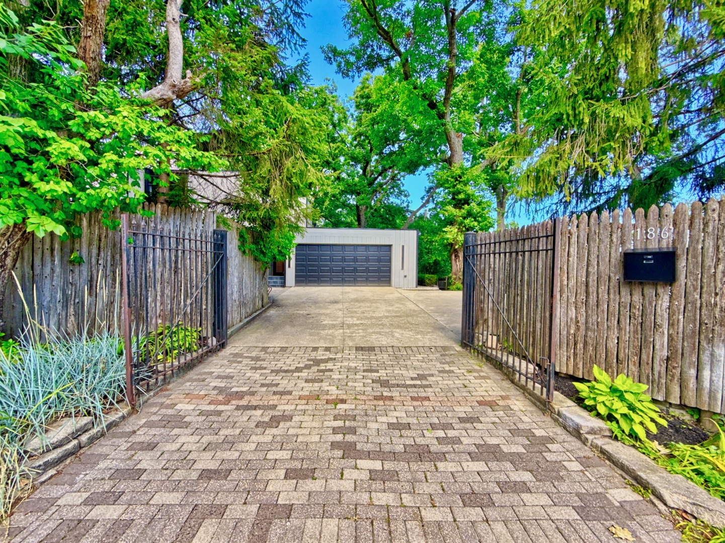 186 W Scranton Avenue, Lake Bluff, IL 60044