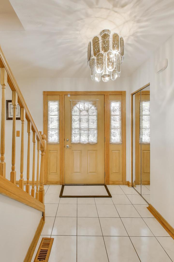 932 Kentucky Lane, Elk Grove Village, IL 60007