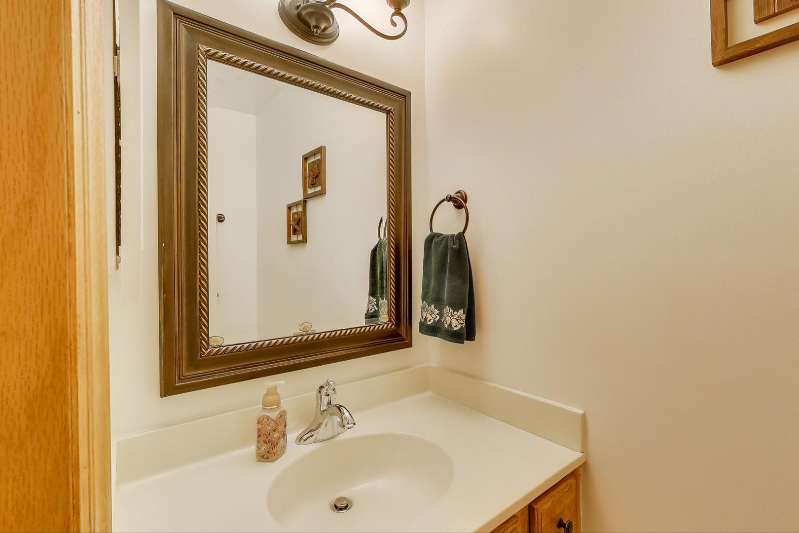 932 Kentucky Lane, Elk Grove Village, IL 60007