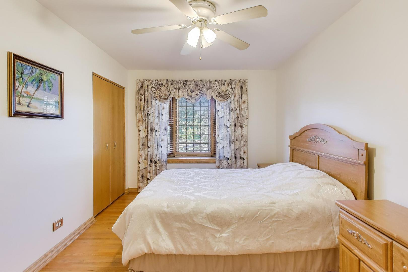 932 Kentucky Lane, Elk Grove Village, IL 60007