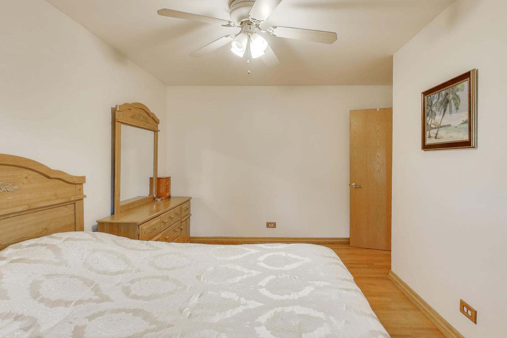 932 Kentucky Lane, Elk Grove Village, IL 60007