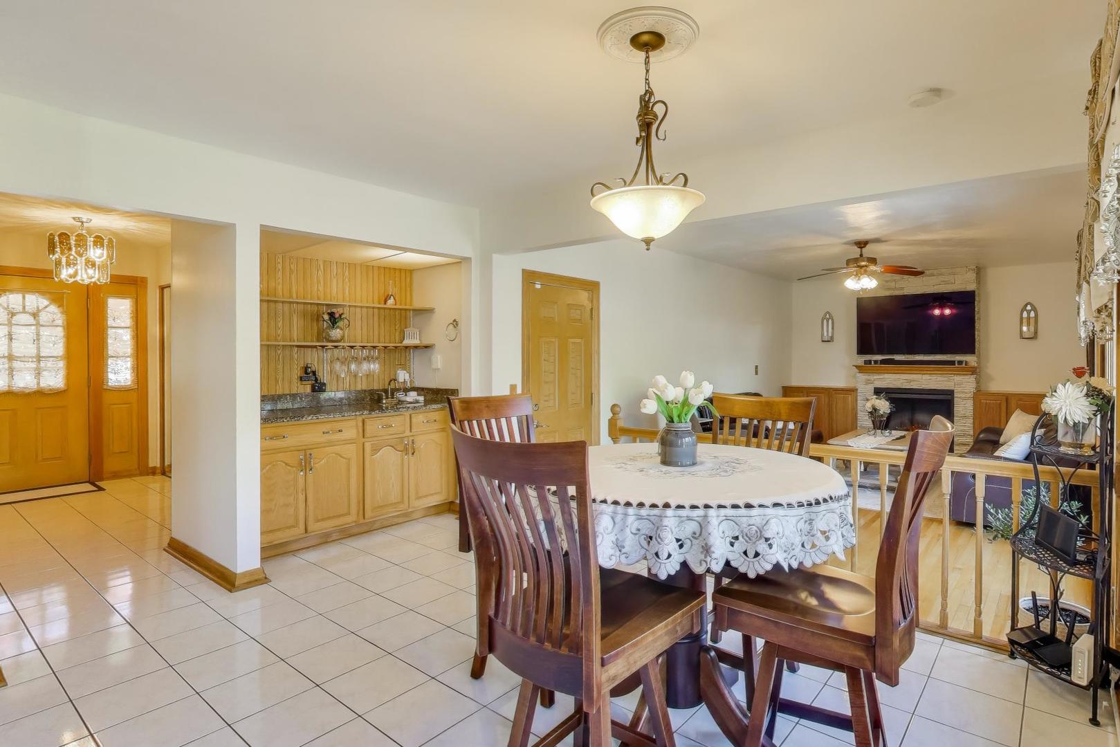 932 Kentucky Lane, Elk Grove Village, IL 60007