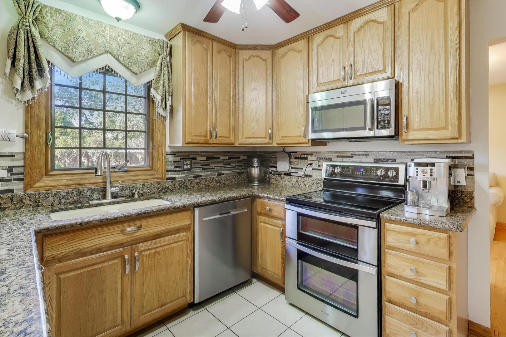 932 Kentucky Lane, Elk Grove Village, IL 60007