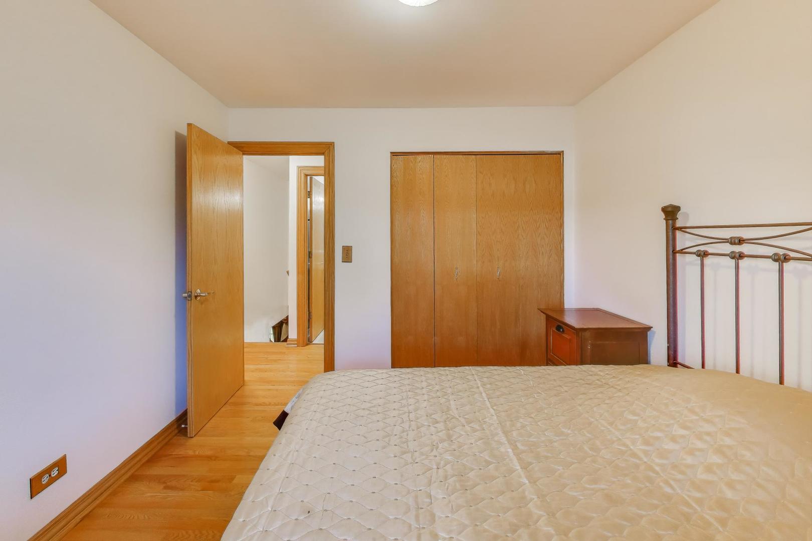 932 Kentucky Lane, Elk Grove Village, IL 60007