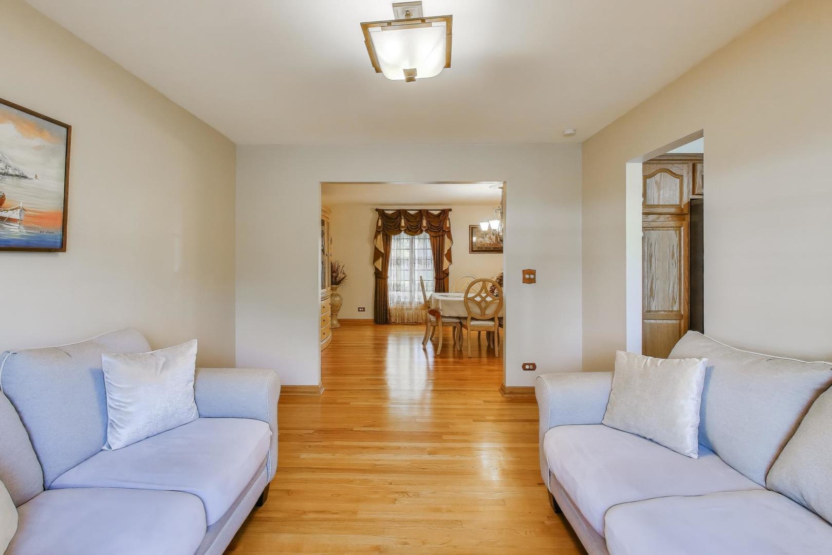 932 Kentucky Lane, Elk Grove Village, IL 60007