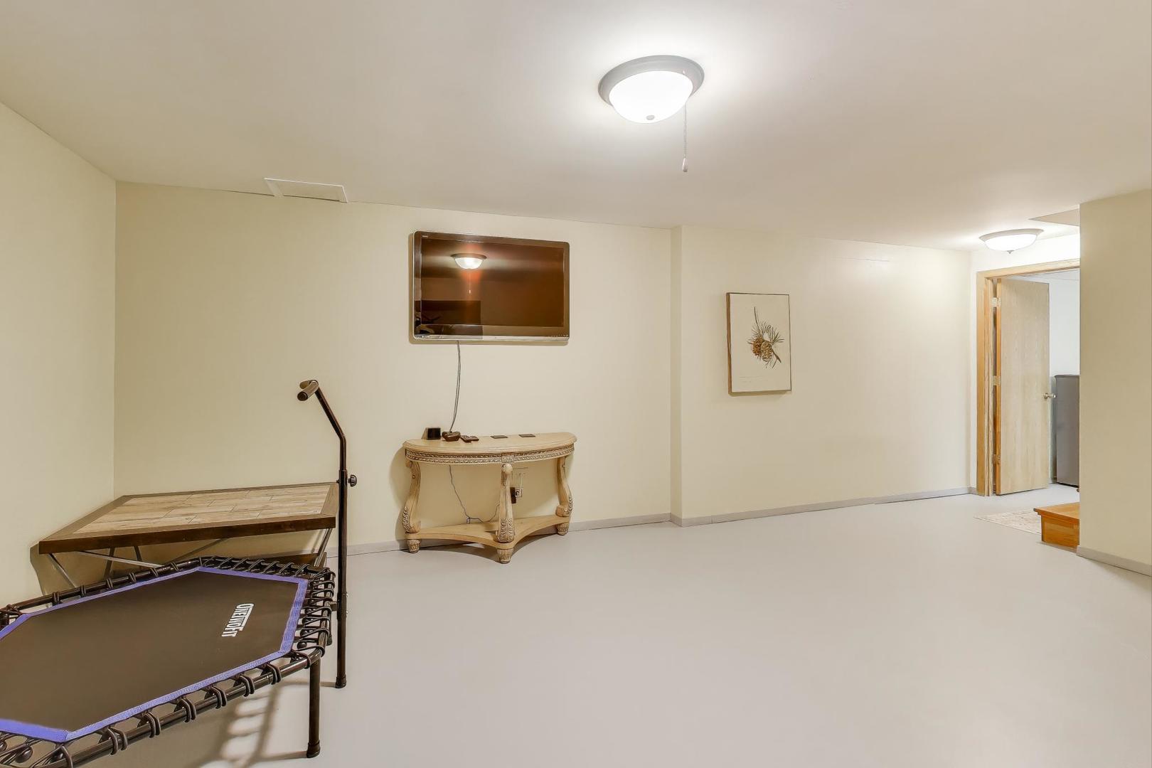 932 Kentucky Lane, Elk Grove Village, IL 60007