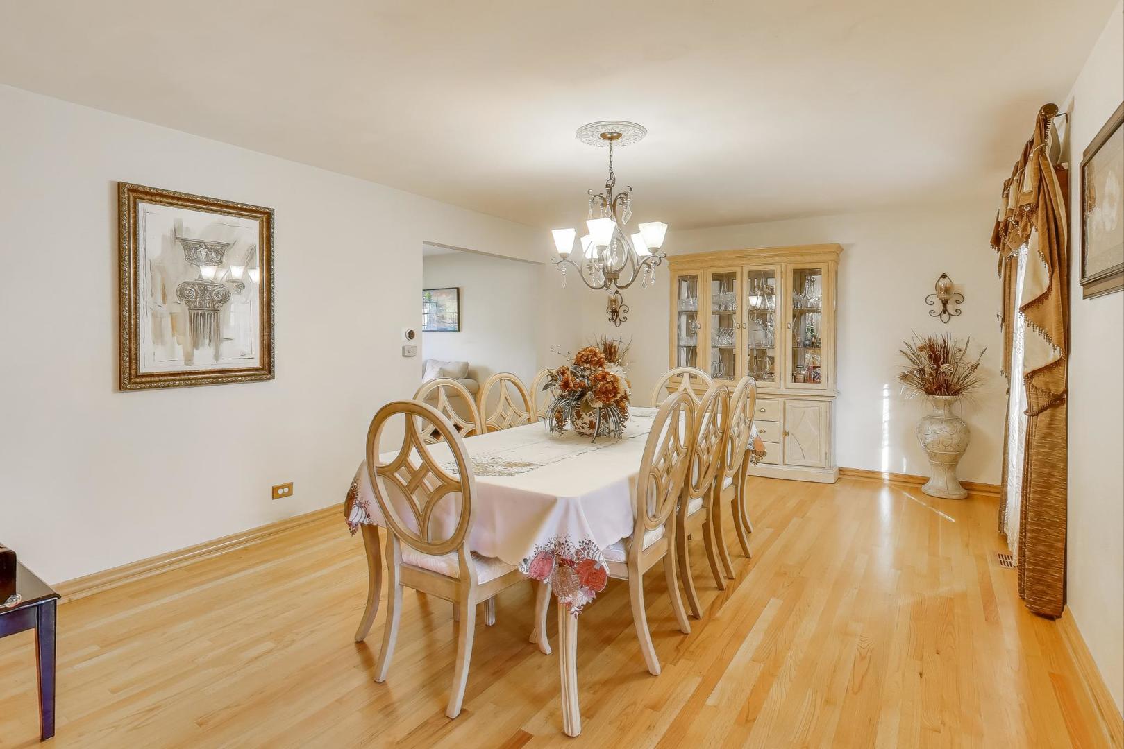 932 Kentucky Lane, Elk Grove Village, IL 60007