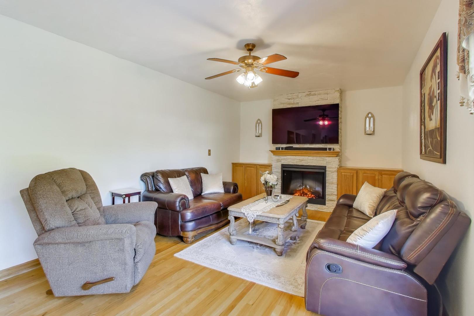 932 Kentucky Lane, Elk Grove Village, IL 60007