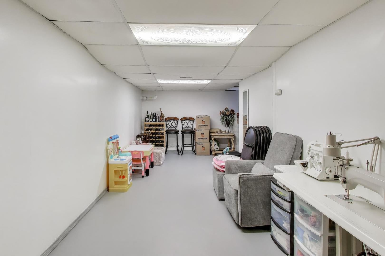 932 Kentucky Lane, Elk Grove Village, IL 60007