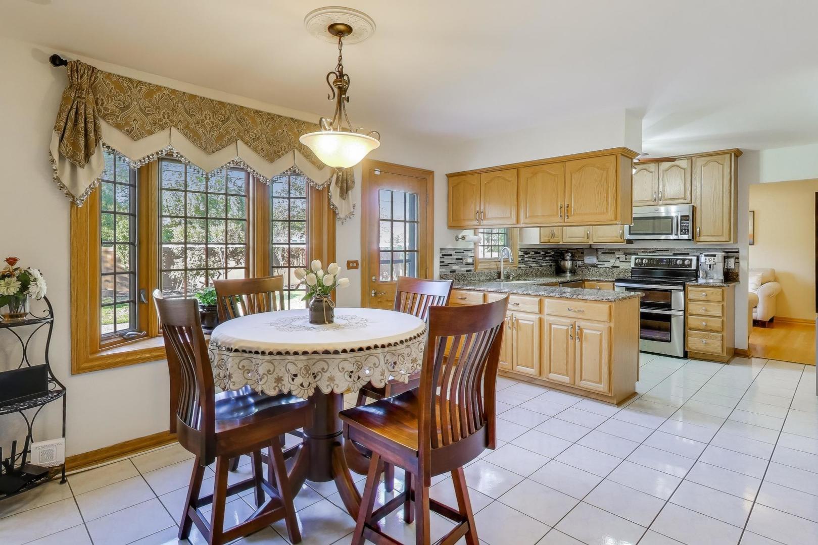 932 Kentucky Lane, Elk Grove Village, IL 60007