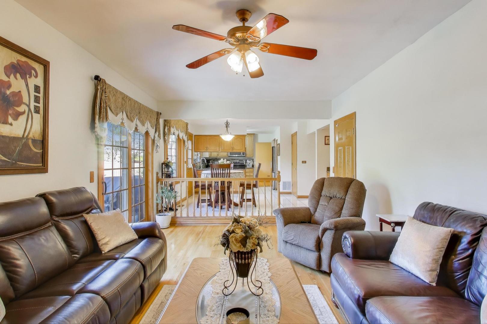 932 Kentucky Lane, Elk Grove Village, IL 60007