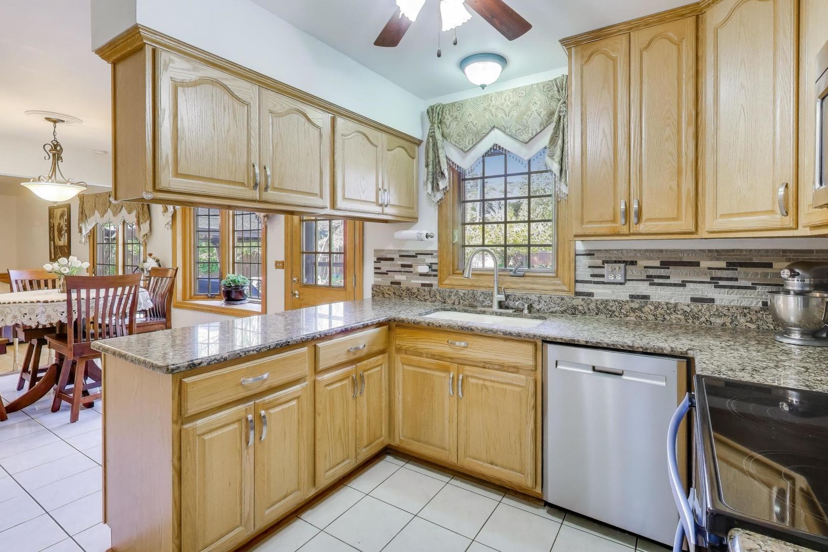 932 Kentucky Lane, Elk Grove Village, IL 60007